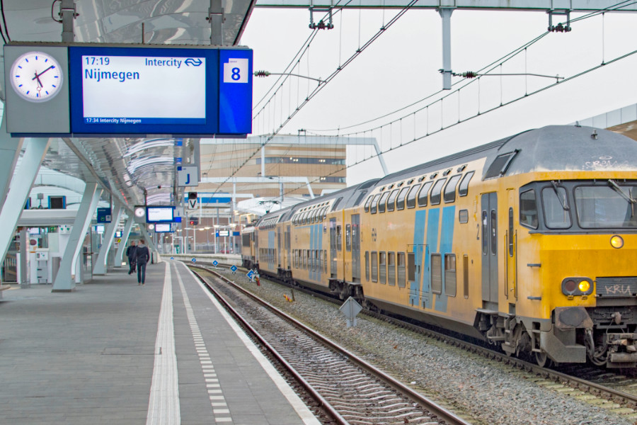 Trein voor Nijmegen staat klaar op station Arnhem centraal