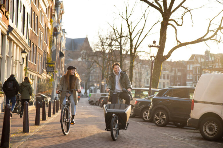 Jongen en meisje fietsen over kade in de stad