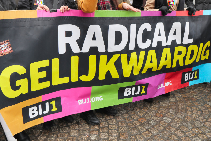 Close up van spandoek ‘radicaal gelijkwaardig’ aan de voorkant van de demonstratie